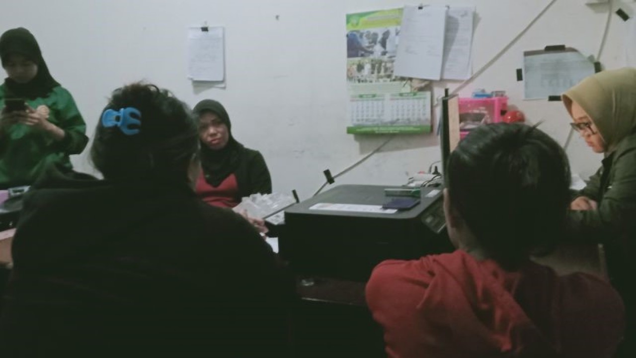 Dua wanita (hadap belakang) diamankan Satpol PP Kabupaten Penajam Paser Utara, Provinsi Kalimantan Timur, karena melakukan praktik prostitusi (ANTARA/Nyaman Bagus Purwaniawan)