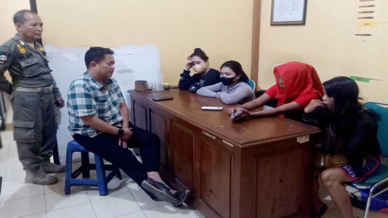 Empat PSK diberi pembinaan di Kantor Satpol PP Kabupaten Situbondo, Jawa Timur. Rabu (12/7/2023) malam, ANTARA/HO-Satpol PP Situbondo