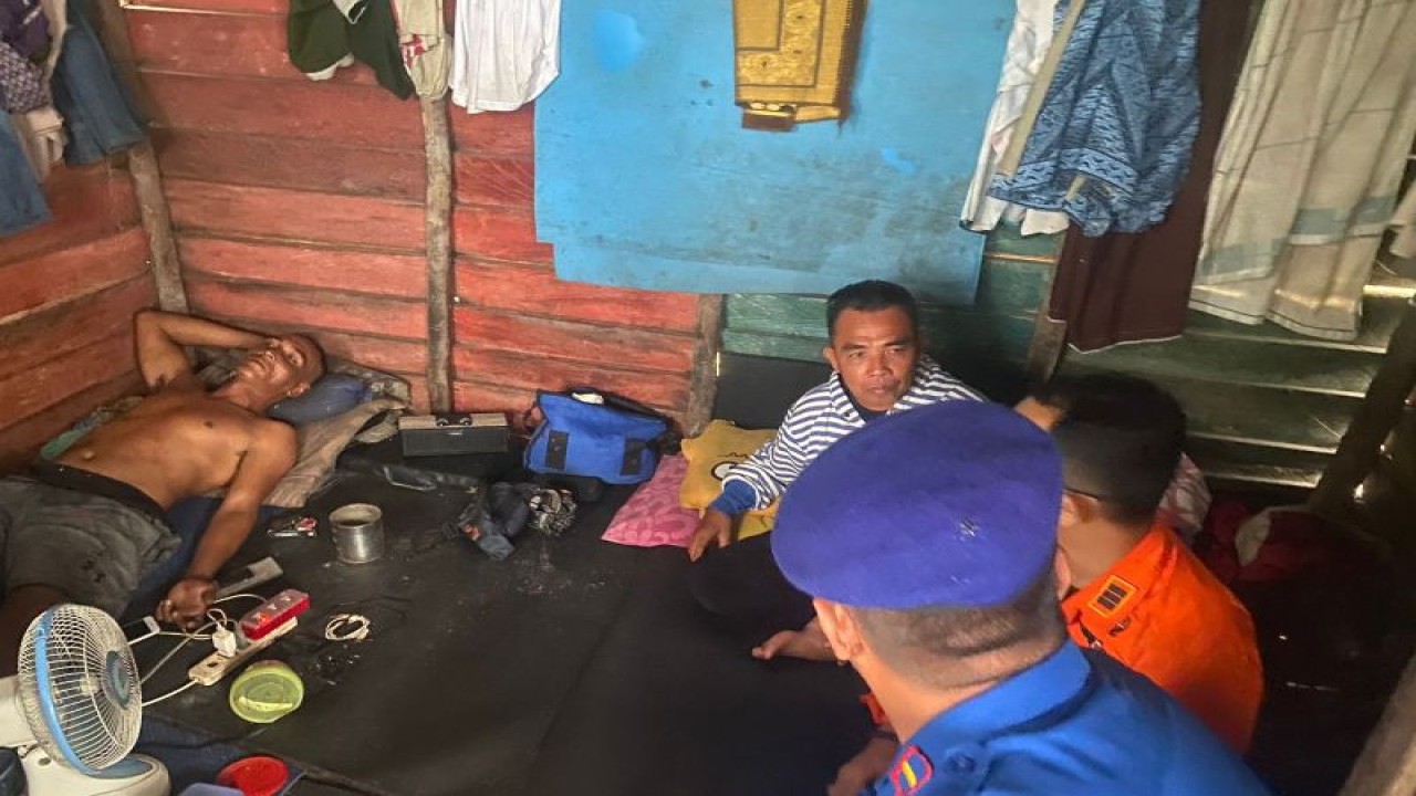 Seorang nelayan, Ade Rohendi, ditemukan selamat setelah dilaporkan hilang kontak saat melaut di perairan Malang Rapat, Bintan, Kepri, Kamis (20/7/2023). (ANTARA-HO/Humas SAR Tanjungpinang)