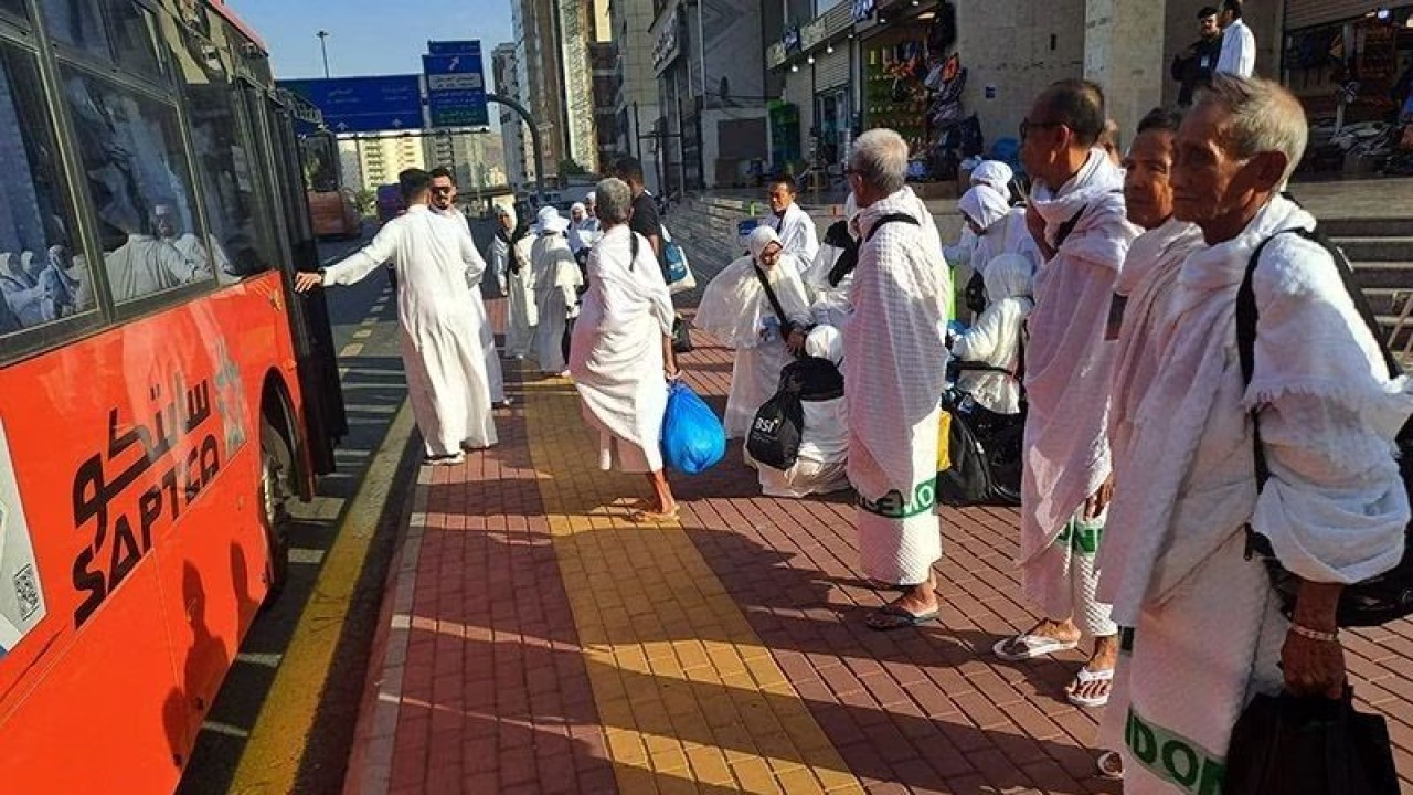 Arsip - Jamaah calon haji Kloter 2 UPG menaiki bus yang akan membawa ke Arafah di Syisyah, Mekah, Arab Saudi, Senin (26/6/2023). ANTARA FOTO/Wahyu Putro