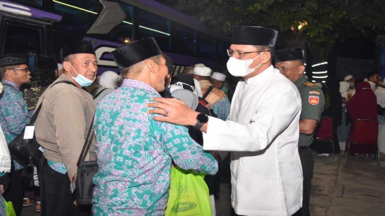 Wakil Bupati Sleman Danang Maharsa menyambut kepulangan jamaah haji asal Sleman kloter 46 SOC di Masjid Agung Dr Wahidin Soedirohoesoedo, Sleman, Rabu malam (19/7/2023). ANTARA/HO-Bagian Prokopim Setda Sleman