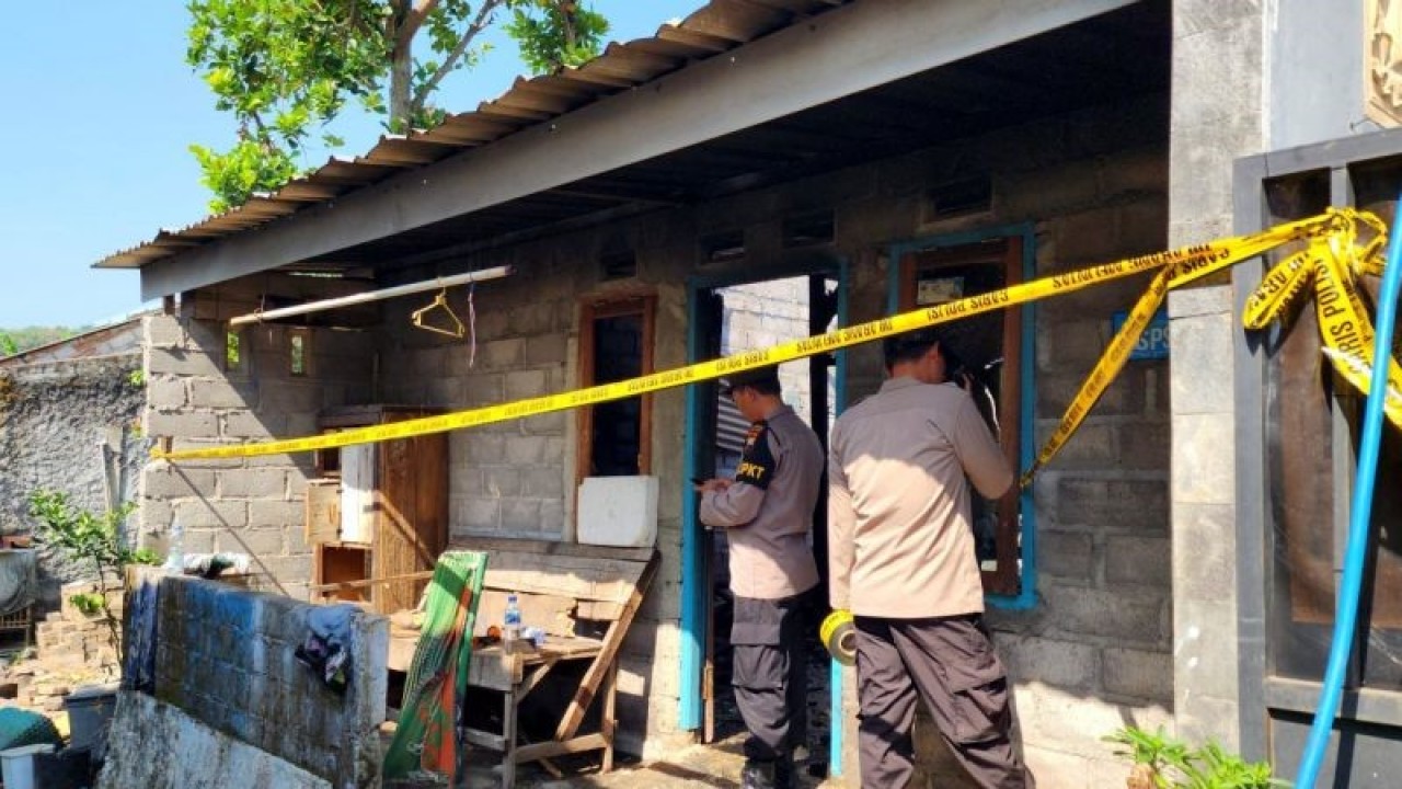 Petugas mengecek likasinkebakaran di Jalan Jatisari, Kelurahan Pongangan, Gunungpati, Kota Semarang, Jumat. (ANTARA/ I.C.Senjaya)