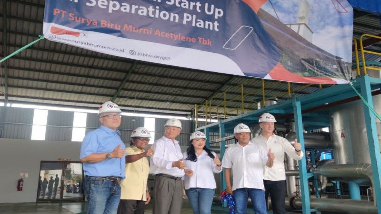 Direktur Operasional PT Surya Biru Murni Acetylene Tbk (SBMA) Iwan Sanyoto beserta jajaran direksi lainnya dalam peresmian fasilitas baru unit Air Separation Plant (ASP) di Pabrik SBMA, Kota Balikpapan, Kalimantan Timur. (SBMA)