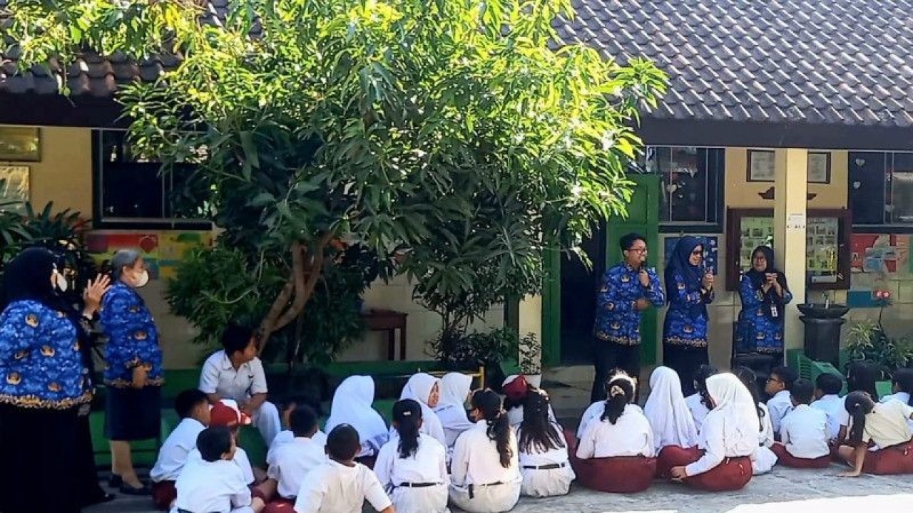 Para siswa SDN Tumenggungan sedang diberikan pengarahan oleh guru pada hari pertama masuk sekolah di Solo, Senin (17/7/2023). ANTARA/Aris Wasita