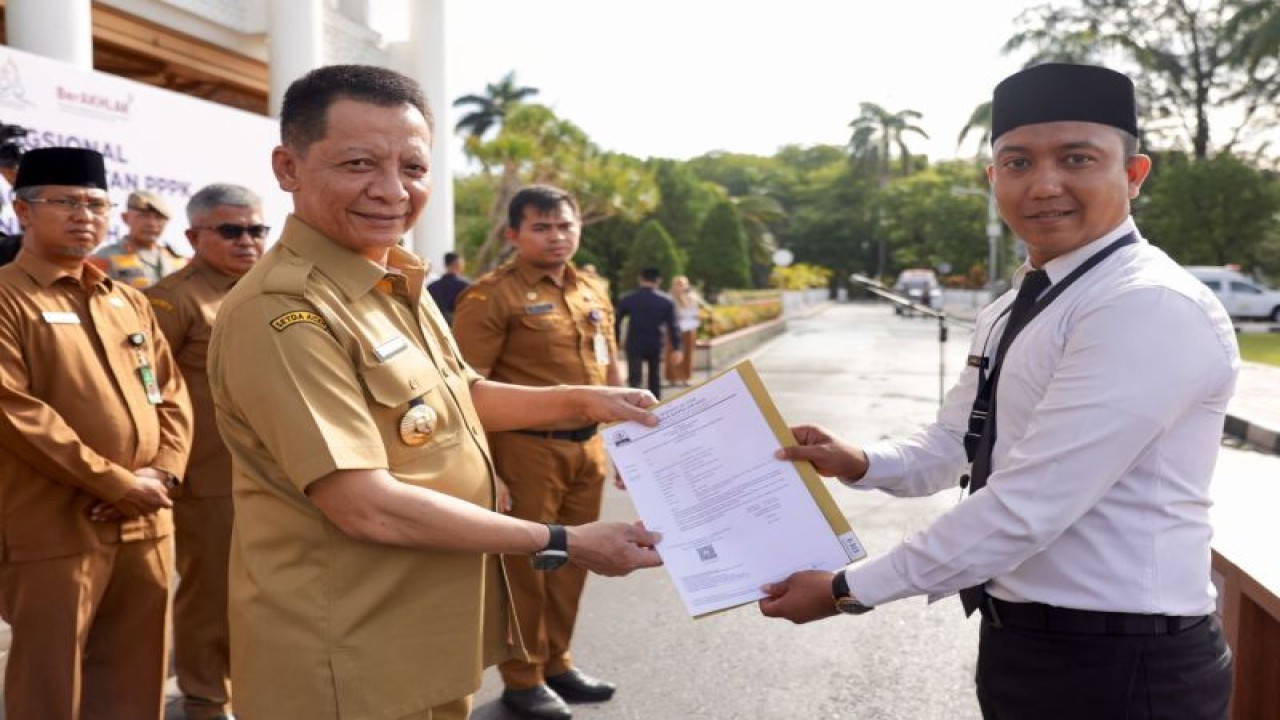 Penjabat Gubernur Aceh Achmad Marzuki menyerahkan Surat Keputusan (SK) 1.717 PPPK Tenaga Kesehatan di Lingkungan Pemerintah Aceh, di halaman Kantor Gubernur Aceh, Banda Aceh, Selasa (ANTARA/HO-Biro Adpim Setda Aceh)