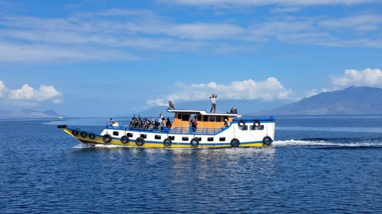 Sebuah kapal motor melintas di perairan Laut Flores Timur, Provinsi NTT. (FOTO ANTARA/Bernadus Tokan)