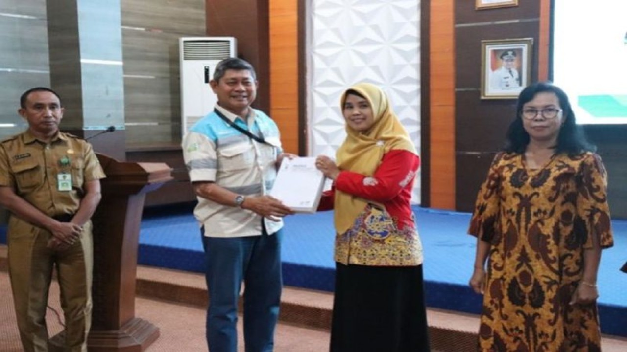 Section Head CSR Adaro Firmansyah menyerahkan modul pelatihan PHBK kepada salah satu peserta (4/7/2023). (ANTARA)