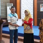 Section Head CSR Adaro Firmansyah menyerahkan modul pelatihan PHBK kepada salah satu peserta (4/7/2023). (ANTARA)-1688464541