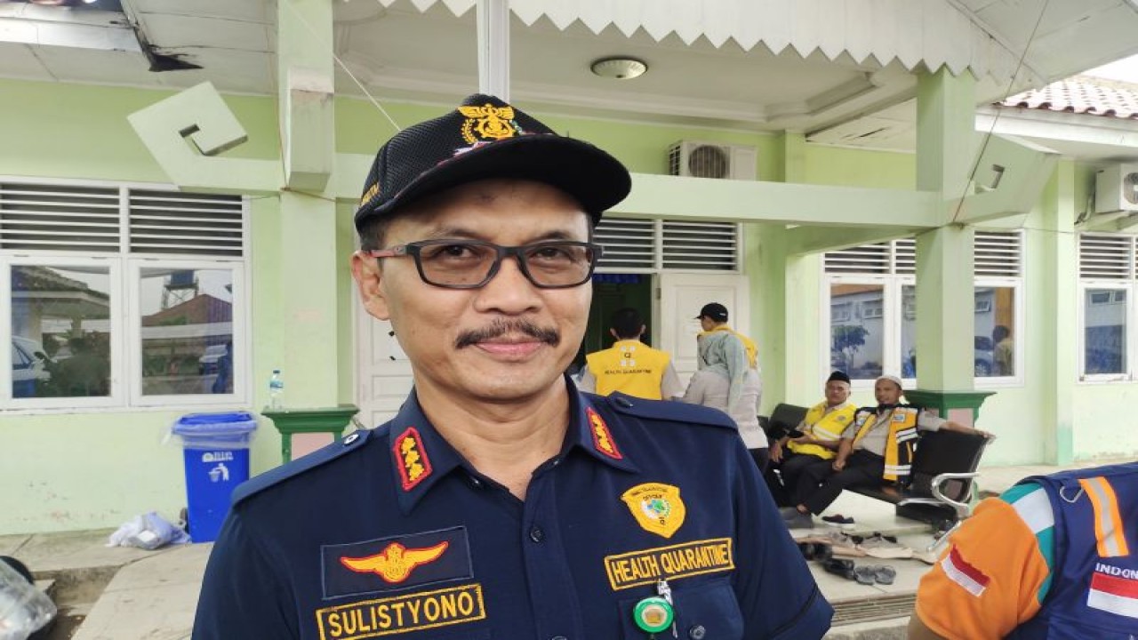 Kepala Kantor Kesehatan Pelabuhan (KKP) Kelas II Panjang Sulistyono, saat dimintai keterangan di Asrama Haji Lampung, Bandarlampung, Rabu. (ANTARA/Dian Hadiyatna)