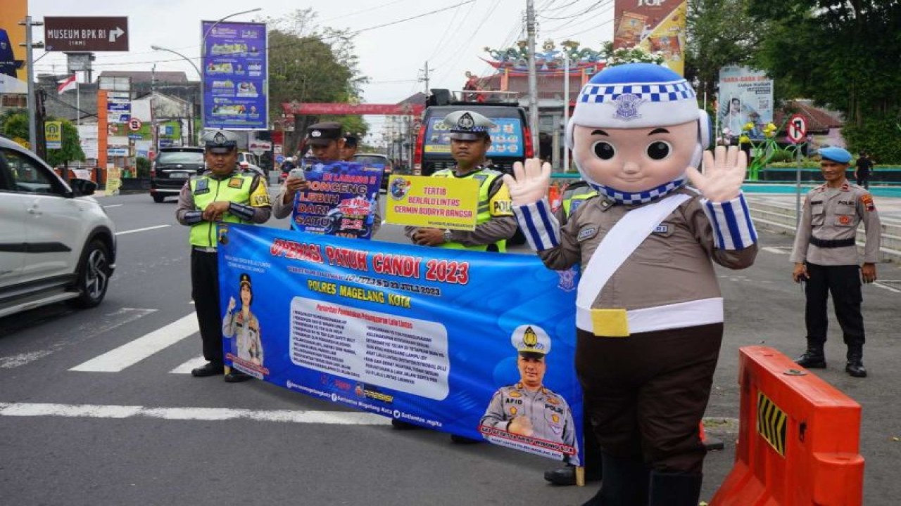 Sejumlah polisi melakukan kampanye lalu lintas di Kota Magelang. (ANTARA/HO - Polres Magelang Kota)