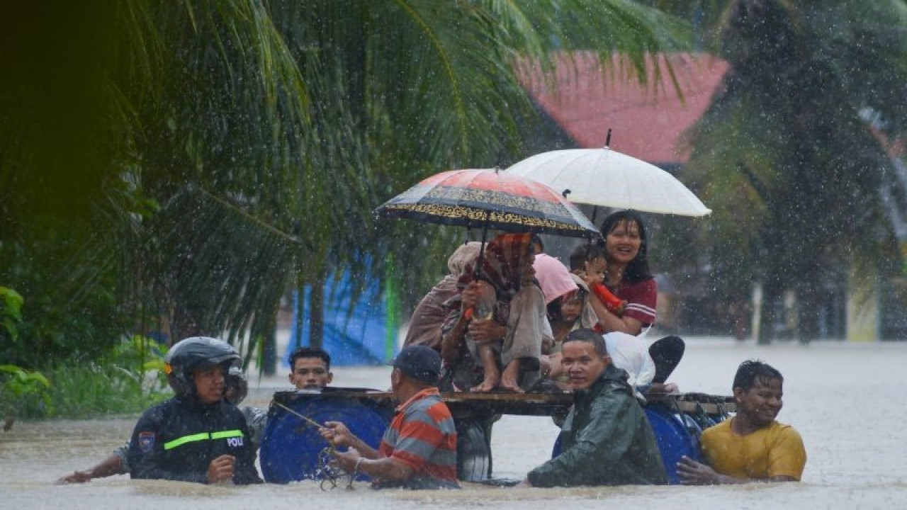 Arsip Foto - Personel TNI dan Polri mengevakuasi warga menggunakan perahu saat banjir melanda Nagari Kampung Galapuang, Ulakan Tapakis, Padang Pariaman, Sumatera Barat, Minggu (7/5/2023). (ANTARA FOTO/Iggoy el Fitra/aww)