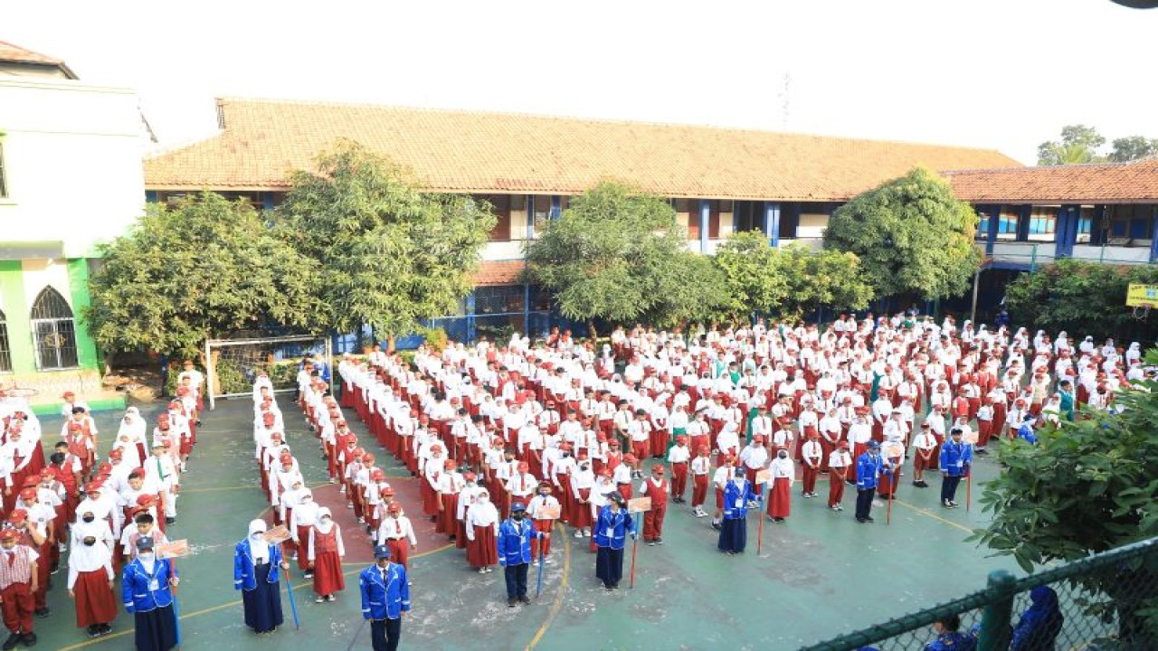 Sejumlah siswa mengikuti upacara di hari pertama sekolah, Senin di Kota Tangerang Banten. HO/Pemkot Tangerang