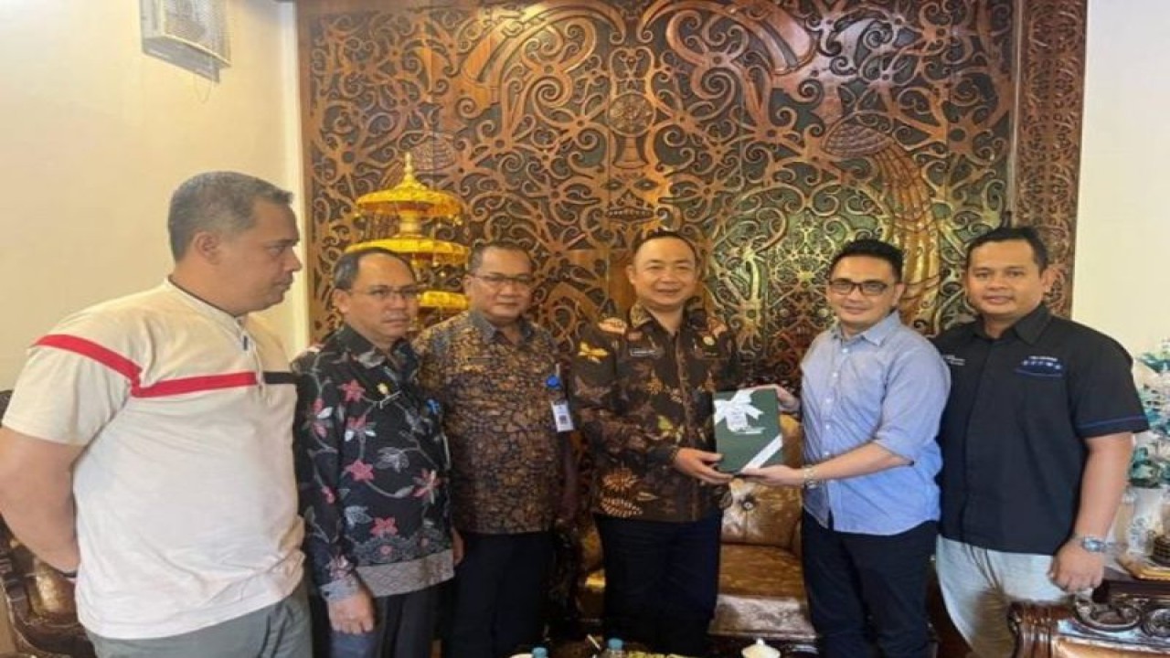 Sekretaris Daerah (Sekda) Ketapang Alexander Wilyo didampingi Kepala BPKAD, Kepala Disnakertrans dan Kepala BPBD Kabupaten Ketapang menerima audiensi Kepala Cabang BPJAMSOSTEK Provinsi Kalimantan Barat, Ryan Gustaviana. (ANTARA/Arif)
