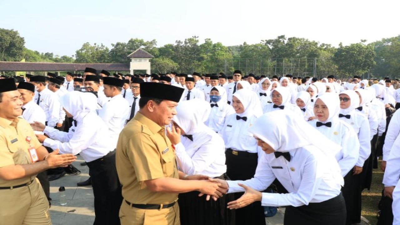 Sekretaris Daerah (Sekda) Sekda Moch Maesyal Rasyid menghampiri sejumlah Pegawai Pemerintah dengan Perjanjian Kerja (PPPK) di lingkup Pemkab Tangerang (HO/Pemkab Tangerang)