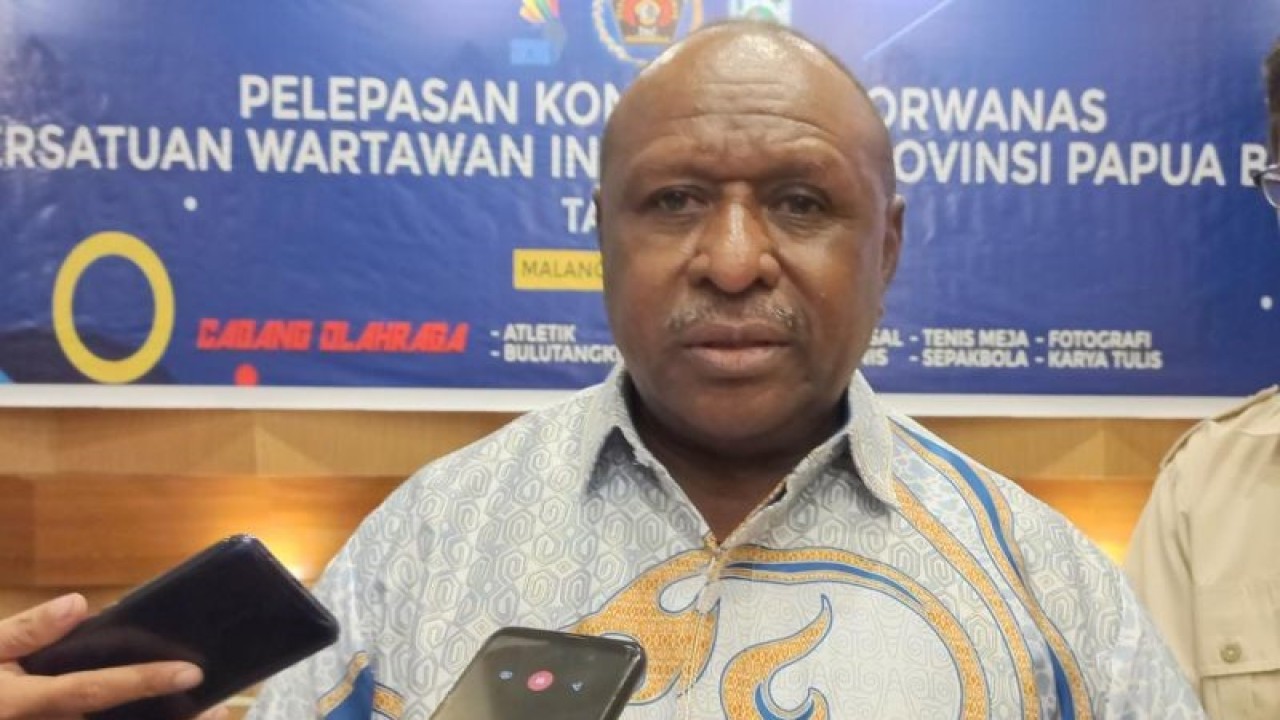 Sekda Provinsi Papua Barat Dance Sangkek saat ditemui awak media di Manokwari. (ANTARA/Fransiskus Salu Weking)