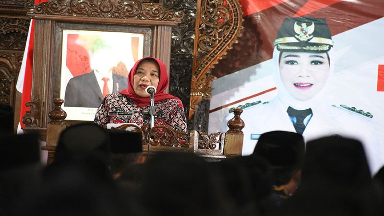 Sekretaris Daerah (Sekda) Purbalingga Herni Sulasti memberi sambutan dalam acara Pelantikan dan Pengambilan Sumpah/Janji Pejabat Fungsional di Lingkungan Pemkab Purbalingga yang dilaksanakan di Pendopo Dipokusumo, Purbalingga, Kamis (13/7/2023). ANTARA/HO-Pemkab Purbalingga.