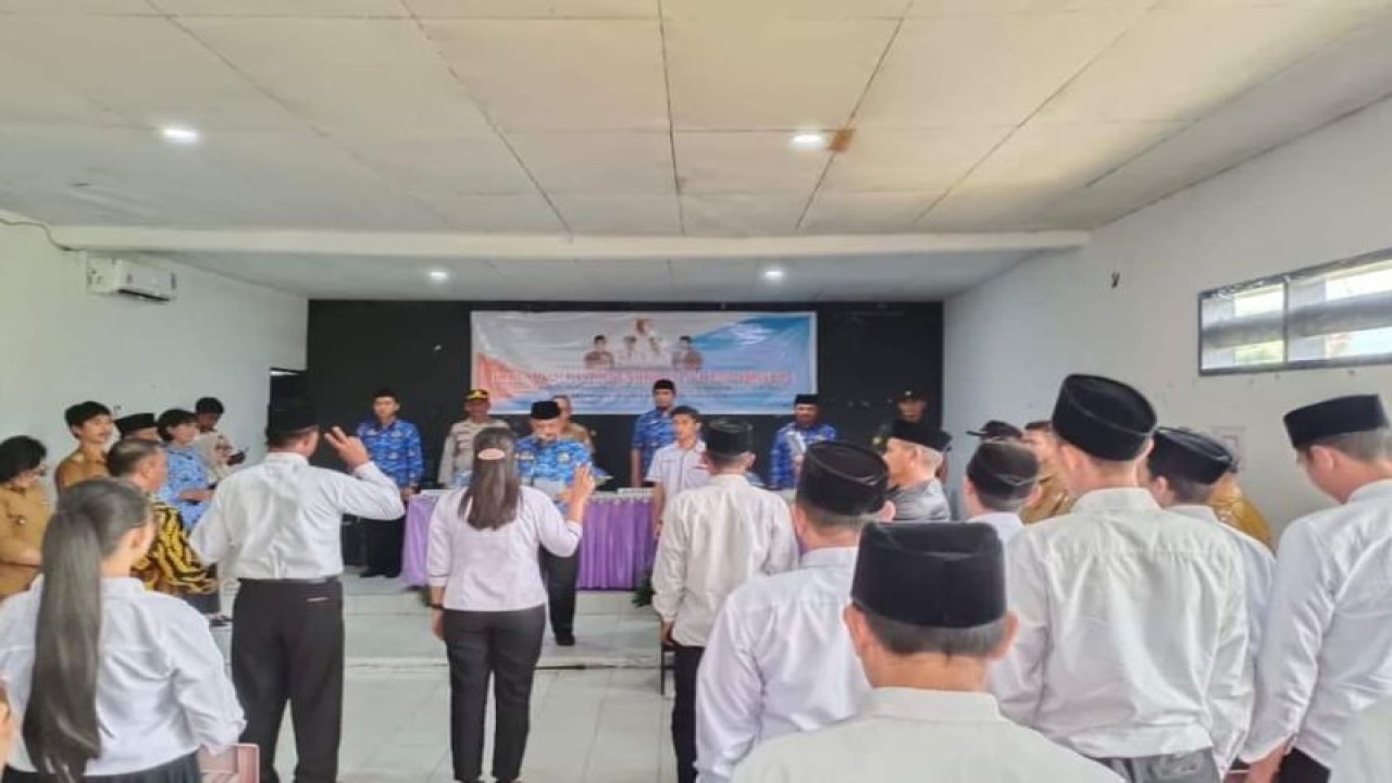 Sekda Sigi Nuim Hayat saat melantik anggota BPD se Kecamatan Palolo dan Nokilalaki (ANTARA/HO-Dok Prokopim Setda Pemkab Sigi)