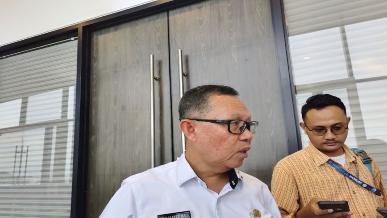 Sekretaris Daerah Provinsi (Sekdaprov) Lampung Fahrizal Darminto saat memberi keterangan dalam Diskusi Publik Transformasi Ekonomi untuk Akselerasi Pertumbuhan Ekonomi Provinsi Lampung, di Bandarlampung, Rabu (12/7/2023). ANTARA/Ruth Intan Sozometa Kanafi