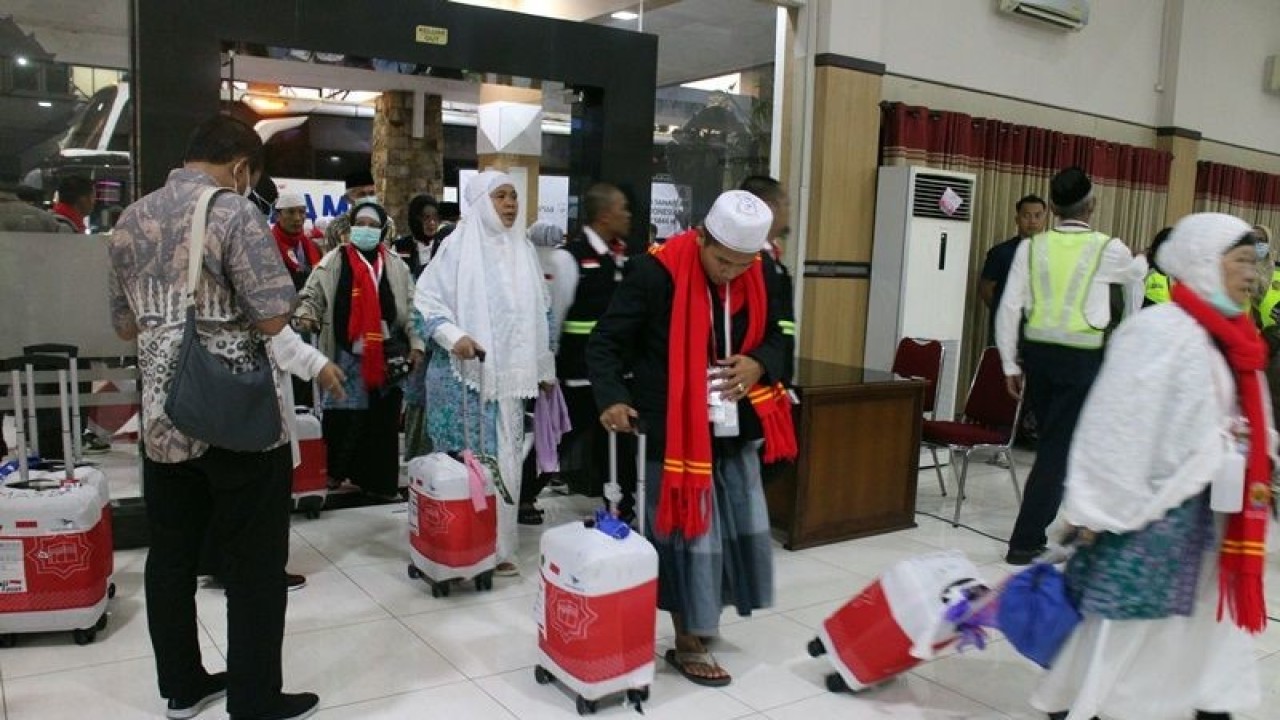 Jamaah haji asal Kabupaten Grobogan yang tergabung dalam kloter pertama Debarkasi Solo tiba di Asrama Haji Donohudan di Kabupaten Boyolali, Provinsi Jawa Tengah, Rabu (5/7/2023). (ANTARA/Bambang Dwi Marwoto)