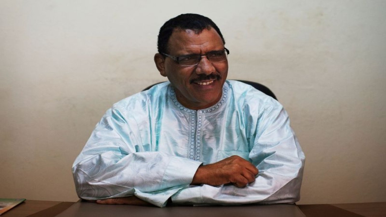 Dokumentasi - Presiden terpilih Niger Mohamed Bazoum, saat masih menjabat sebagai Menteri Luar Negeri Niger duduk di kursi di kantor pusat partai politik tempat ia berasal, di Niamey, Niger, 14/9/2013, 2013. ANTARA/REUTERS/Joe Penney/tm