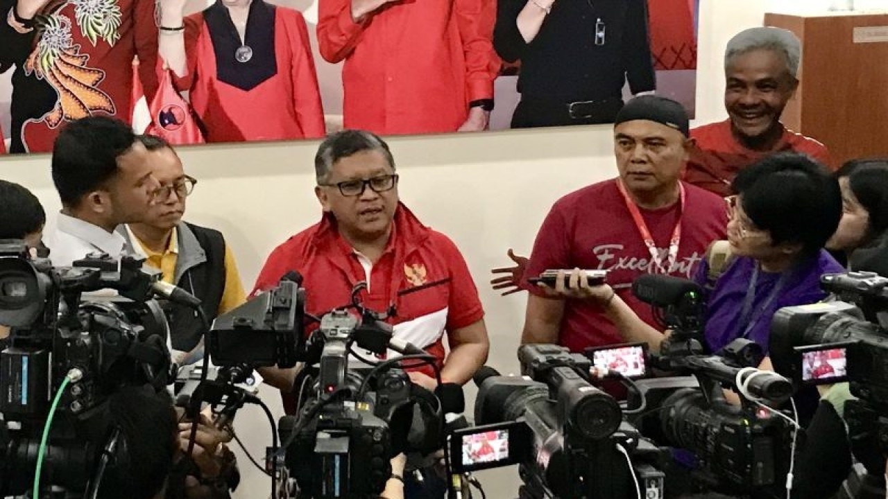 Sekretaris Jenderal PDI Perjuangan Hasto Kristiyanto (tiga kiri) memberi keterangan kepada sejumlah media di Rumah Aspirasi Relawan, Jakarta, Sabtu (8/7/2023). ANTARA/Genta Tenri Mawangi.
