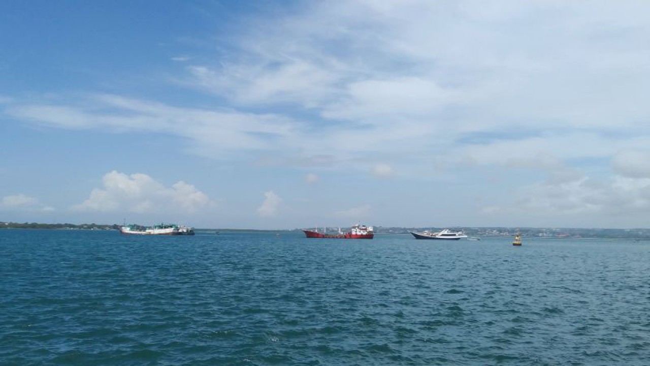 Arsip Foto - Kapal melintasi Selat Badung di Denpasar, Bali, Rabu (10/5/2023). (ANTARA/Dewa Ketut Sudiarta Wiguna)