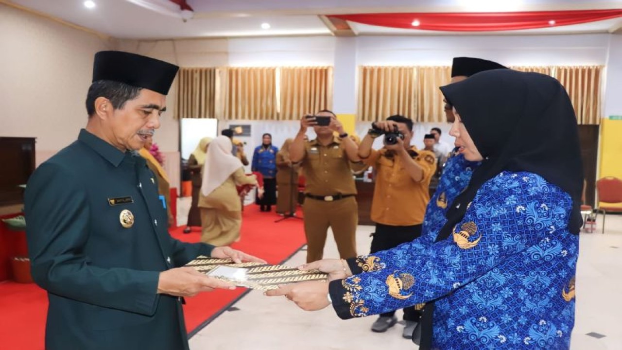 Wakil Bupati Kepulauan Selayar Saiful Arif saat menyerahkan SK ASN PPPK secara simbolis di Kantor Bupati Kepulauan Selayar, Senin (10/07/2023). ANTARA/HO-Humas Pemkab Selayar