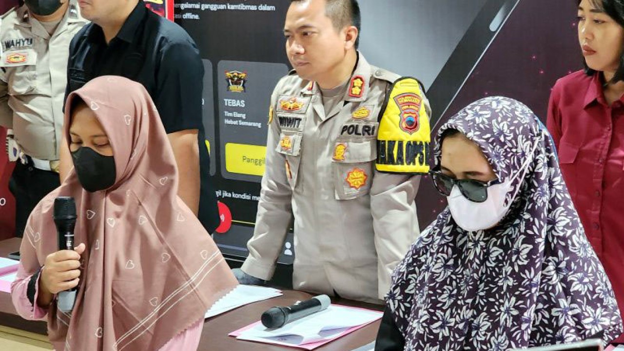 Dua perempuan yang merupakan pelaku jual beli bayi di Semarang dihadirkan saat pers rilis di Mapolrestabes Semarang, Selasa (18/7/2023). ANTARA/IC Senjaya