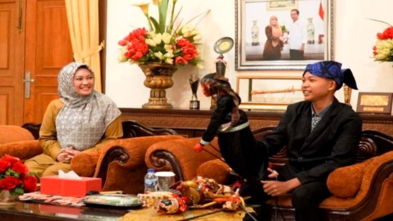 Bupati Pandeglang Irna Narulita (kiri) melihat pertunjukan wayang yang dimainkan Muhamad Aming (kanan) di Pendopo Kabupaten Pandeglang, Senin (3/7/2023). ANTARA/HO-Pemkab Pandeglang.