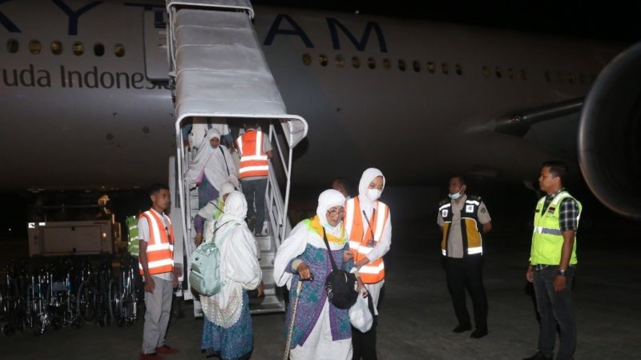 Jamaah haji kelompok terbang (kloter) pertama saat tiba di Bandara Internasional Sultan Iskandar Muda (SIM), Aceh Besar, Aceh, Rabu (5/7/2023). (ANTARA/Khalis Surry)