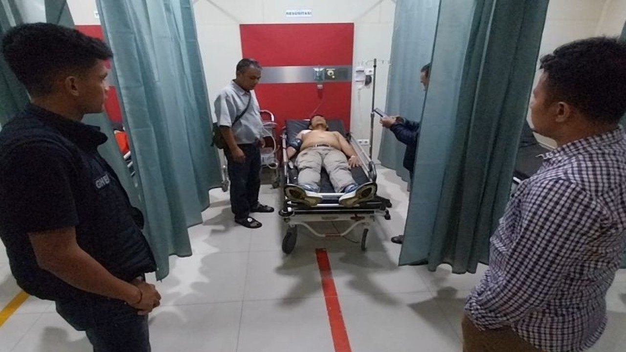 Korban perampokan di Bukittinggi, Sumbar Wirman (48) saat mendapatkan perawatam di Rumah Sakit Achmad Muchtar karena memperoleh luka tembak di bagian dada sebelah kanan, Rabu (12/7/2023) malam. ANTARA/Altas Maulana