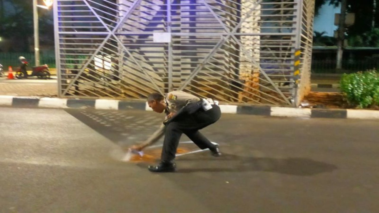 Polisi olah tempat kejadian perkara (TKP) kecelakaan tunggal pemotor meninggal menabrak tiang Stasiun MRT Blok M BCA, Jakarta, Minggu (23/7/2023). ANTARA/HO-Polsek Kebayoran Baru