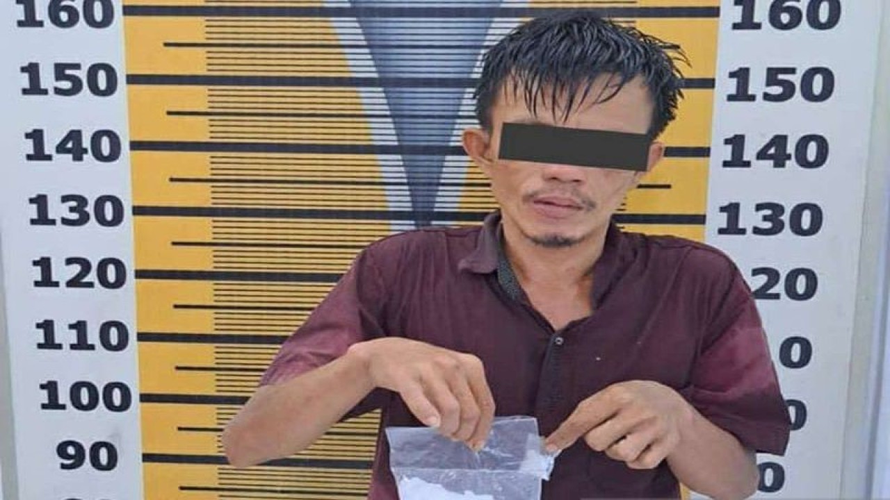 Seorang pria ZAS (42) yang memiliki narkotika jenis sabu ditahan di Polres Tebing Tinggi. ((ANTARA/HO-Humas Polres Tebing Tinggi))