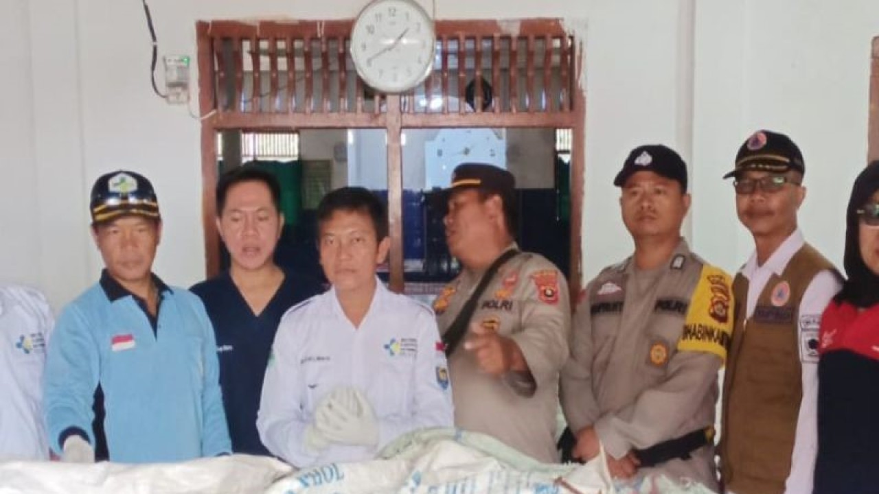 Seorang warga Kabupaten OKU Selatan tewas terseret arus banjir, Rabu. ANTARA/Edo Purmana