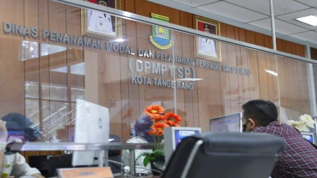 Seorang warga sedang mengurus dokumen di konter layanan di Mal Pelayanan Publik Kota Tangerang. ANTARA/HO-Pemkot Tangerang
