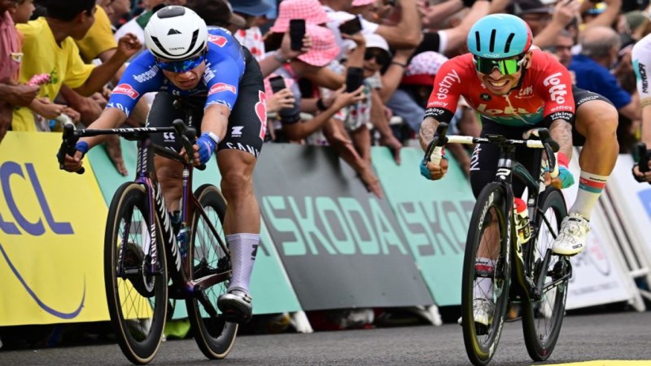Pebalap tim Alpecin-Deceuninck Jasper Philipsen (kiri) asal Belgia berpacu melawan pebalap tim Lotto Dstny Caleb Ewan asal Australia (kanan) demi memenangi etape empat Tour de France yang menempuh rute 182km dari Dax ke Nagaro, Prancis. (4/7/2023)(AFP/MARCO BERTORELLO)