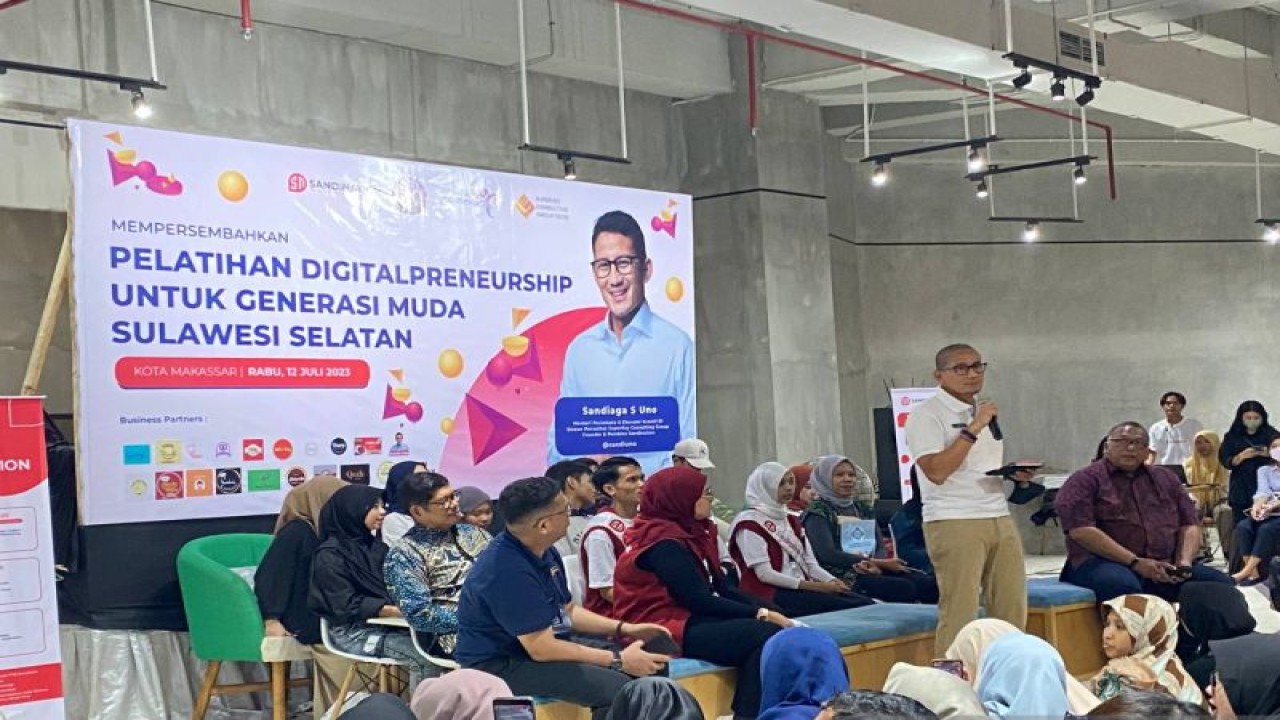 Menparekraft Sandiaga Uno saat memotivasi ratusan milenial untuk menjadi wirausaha muda di Makassar, Rabu (12/07/2023). ANTARA/Nur Suhra Wardyah