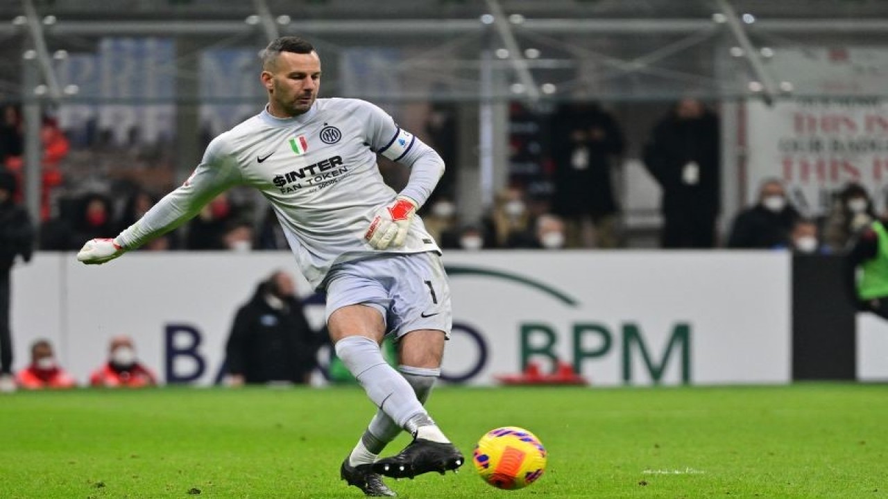 Samir Handanovic saat bermain untuk Inter Milan dalam pertandingan leg pertama semifinal Piala Italia lawan AC Milan pada 1 Maret 2022. ANTARA/AFP/MIGUEL MEDINA