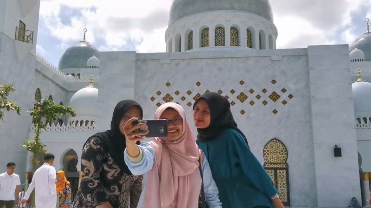 Sejumlah pengunjung berswafoto di Masjid Sheikh Zayed Solo, Jawa Tengah. ANTARA/Aris Wasita