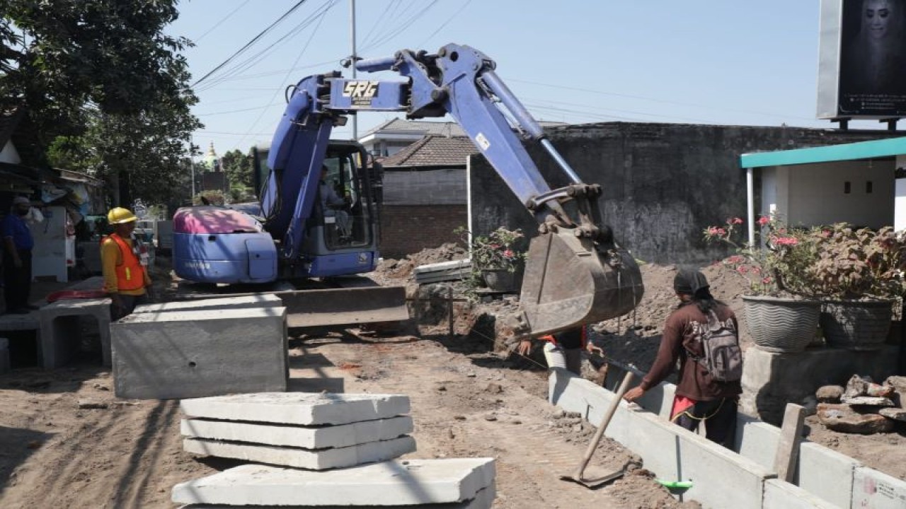 Pemasangan U-Ditch sebagai tahapan betonisasi di Sidoarjo, Jawa Timur, Rabu (12/7/2023). ANTARA/HO Pemkab Sidoarjo
