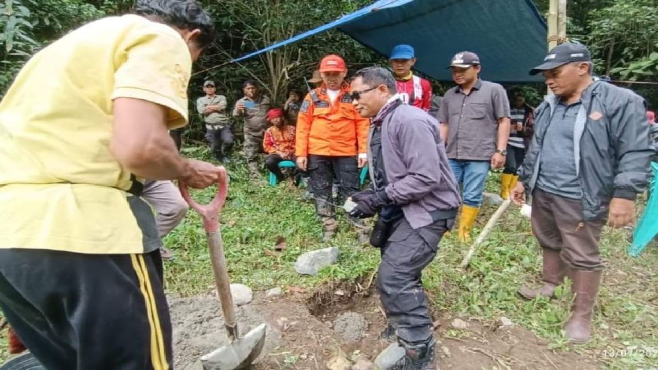 Wakil Bupati Sigi Samuel Yansen meletakan batu pertama pembangunan SMP 33 Desa Binasu, Kecamatan Marawola, Kabupaten Sigi. (ANTARA/HO-Dok Prokopim Setda Pemkab Sigi)