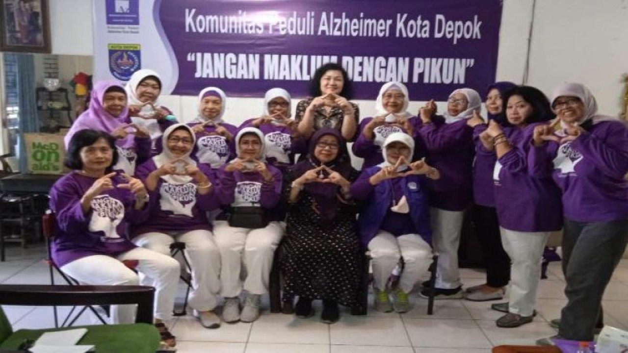 Dosen Sekolah Ilmu Lingkungan UI Dr. Fatmah, SKM, MSc. (tengah berdiri) bersama kelas lansia di Cimanggis Depok Jawa Barat. (ANTARA/Foto: istimewa)