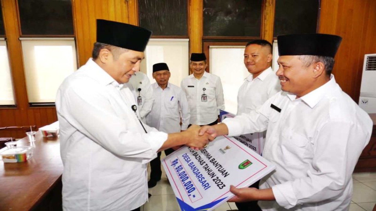 Bupati Magelang Zaenal Arifin (kiri) secara simbolis menyerahkan bantuan untuk perbaikan rumah warga agar layak huni, Rabu (26/7/2023). ANTARA/HO-Bagian Prokompim Kabupaten Magelang