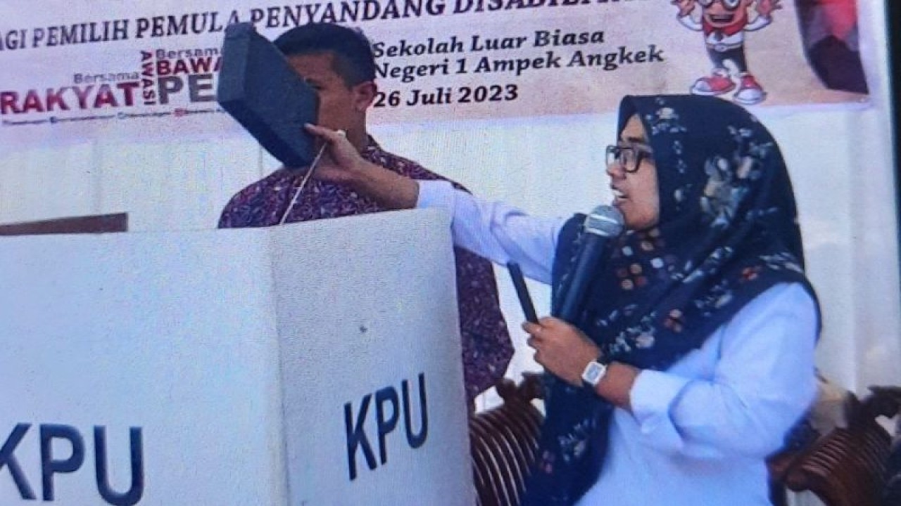 Bawaslu Agam memberikan sosialisasi dan simulasi pemungutan suara kepada siswa dan siswi disabilitas di SLBN 1 Ampek Angkek, Rabu (26/7/2023). Antara/HO- Bawaslu Agam.