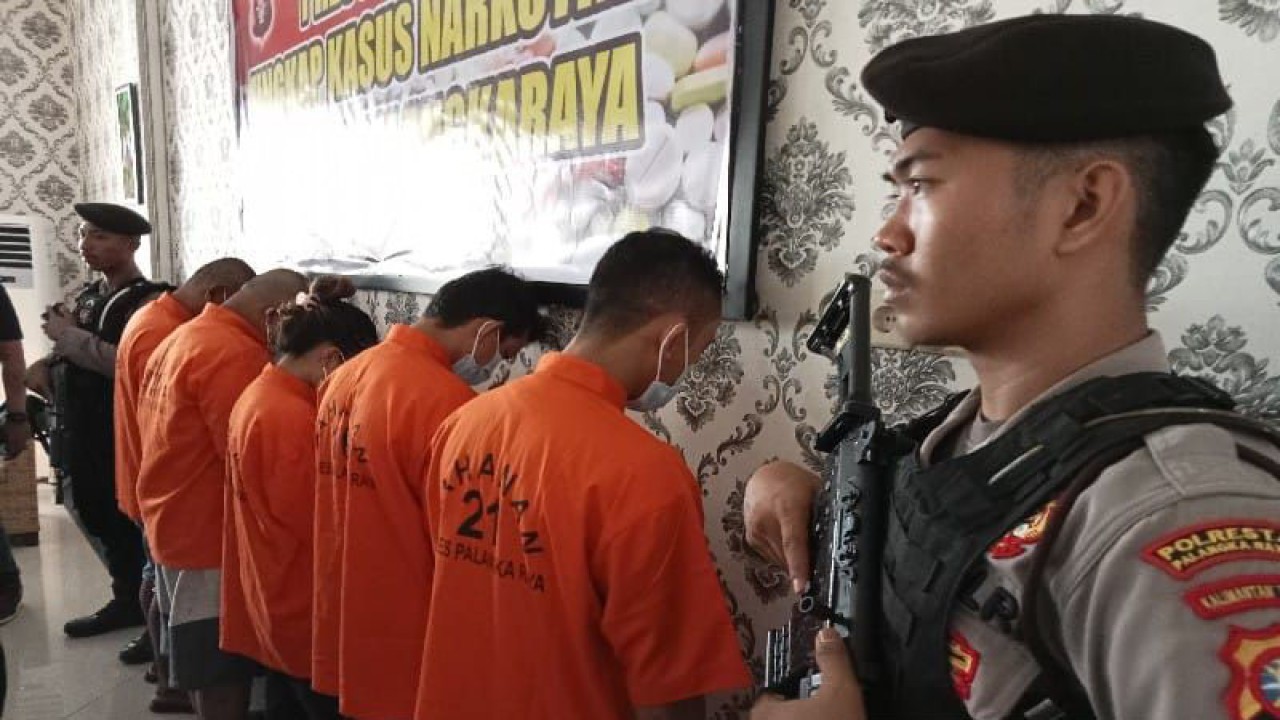 Para sindikat narkoba jenis sabu sebanyak lima orang dihadirkan dalam pers rilis kasus kepemilikan narkoba seberat 730,16 gram di lobi Mapolresta setempat, Selasa (18/7/2023). ANTARA/Adi Wibowo