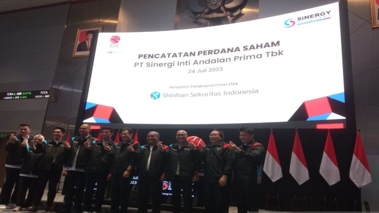 Direktur Utama PT Sinergi Inti Andalan Prima Tbk (INET) atau Sinergy Networks Muhammad Arif dan jajaran direksi lainnya dalam pencatatan saham perdana di Bursa Efek Indonesia (BEI), Jakarta, Senin. (ANTARA/ Muhammad Heriyanto)