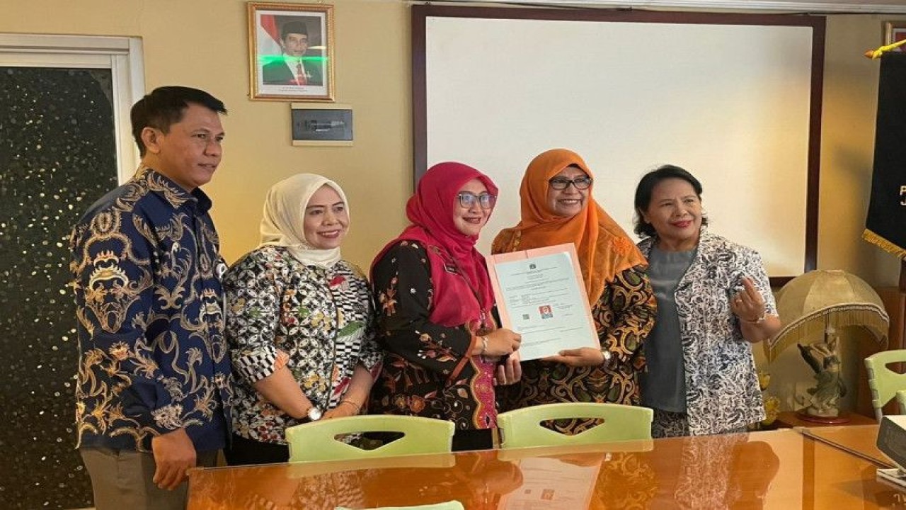 Unit Penanaman Modal dan Pelayanan Terpadu Satu Pintu (UP PMPTSP) Kecamatan Cilandak, Jakarta Selatan mendampingi bidan guna memiliki surat izin praktik bidan (SIPB), Jakarta, Rabu (12/7/2023). ANTARA/HO-UP PMPTSP Kecamatan Cilandak