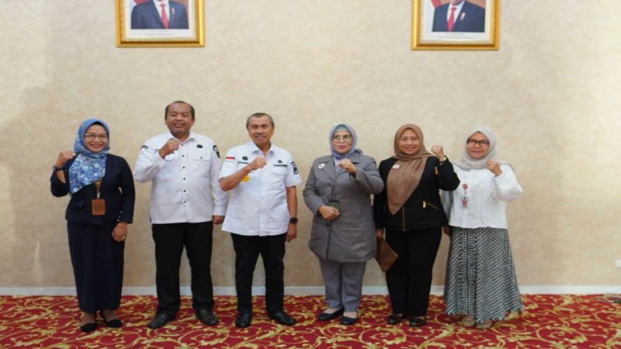 Praktisi Hukum Riau Diah Sulastri Dewi saat beraudiensi dengan Gubernur Riau Syamsuar di Pekanbaru, Kamis (26/7/2023). Antara/HO-Humas Pemrov Riau.