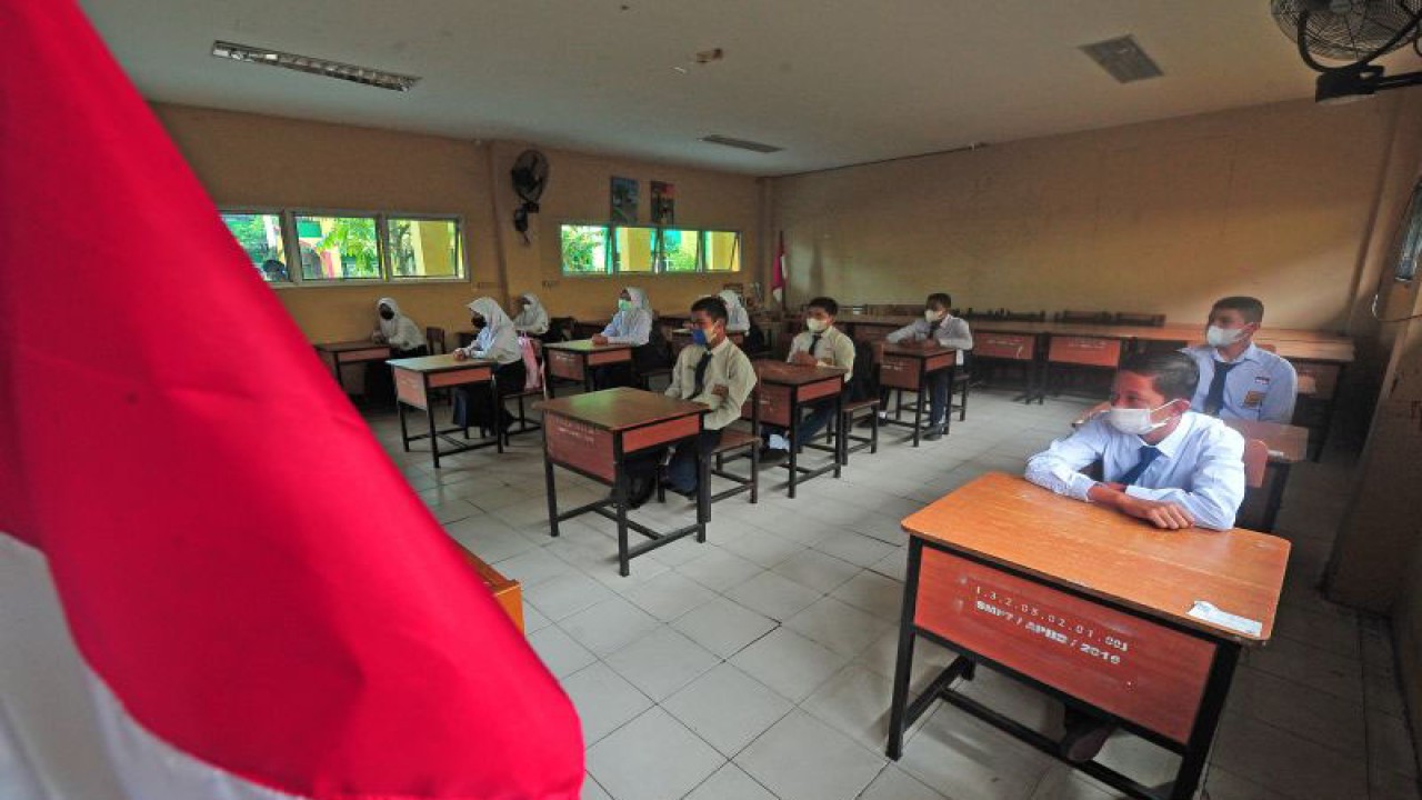 Arsip Foto - Siswa menyimak pemaparan guru pada hari pertama pembelajaran tatap muka terbatas di SMPN 7 Kota Jambi, Senin (4/10/2021). (ANTARA FOTO/Wahdi Septiawan/foc)