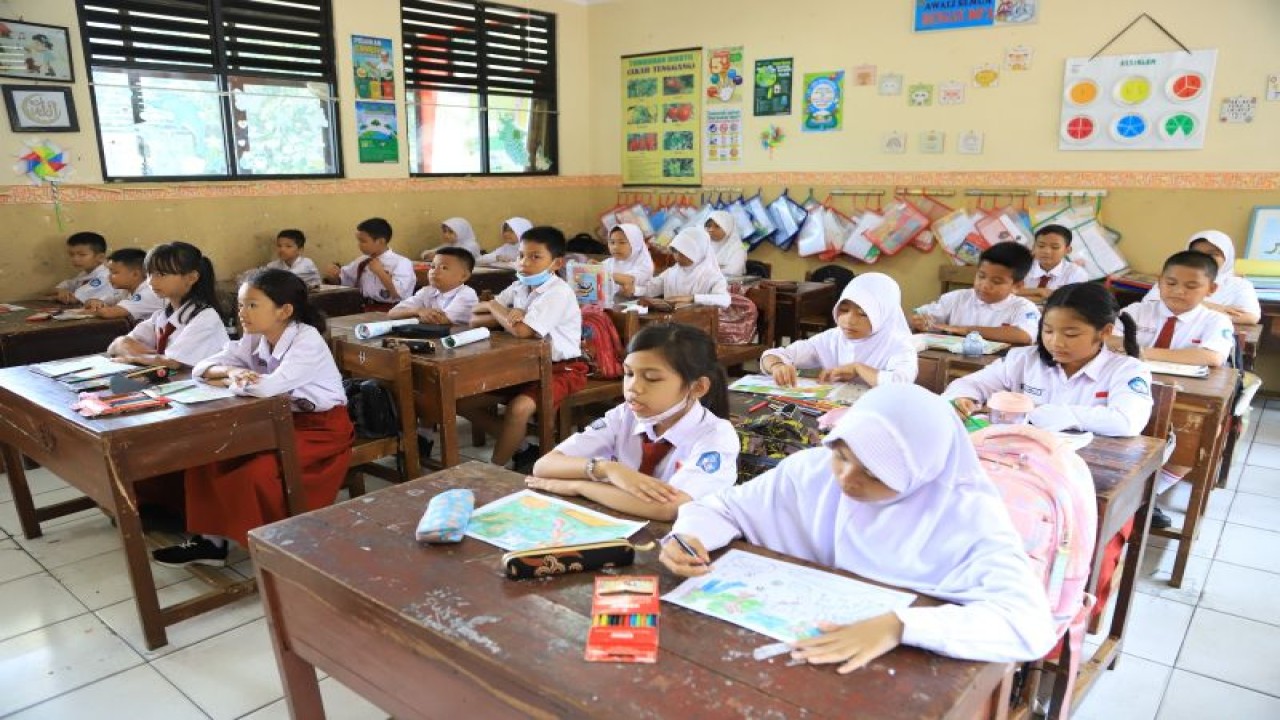 Para siswa di Kota Tangerang sedang mengikuti kegiatan belajar mengajar di kelas. Disdik Kota Tangerang mulai tahun ini menerapkan program English Day yang tak hanya menyasar para siswa tetapi juga guru. HO/Pemkot Tangerang